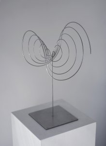 Martin Willing: Orbital, 2010, 15 Vorzugsausgaben und 3 Künstlerexemplare, Chrom-Nickel-Federdraht, gebogen, lasergeschweißt, vorgespannt, angelassen, auf Edelstahlplatte, H 28 cm,  15,5 cm